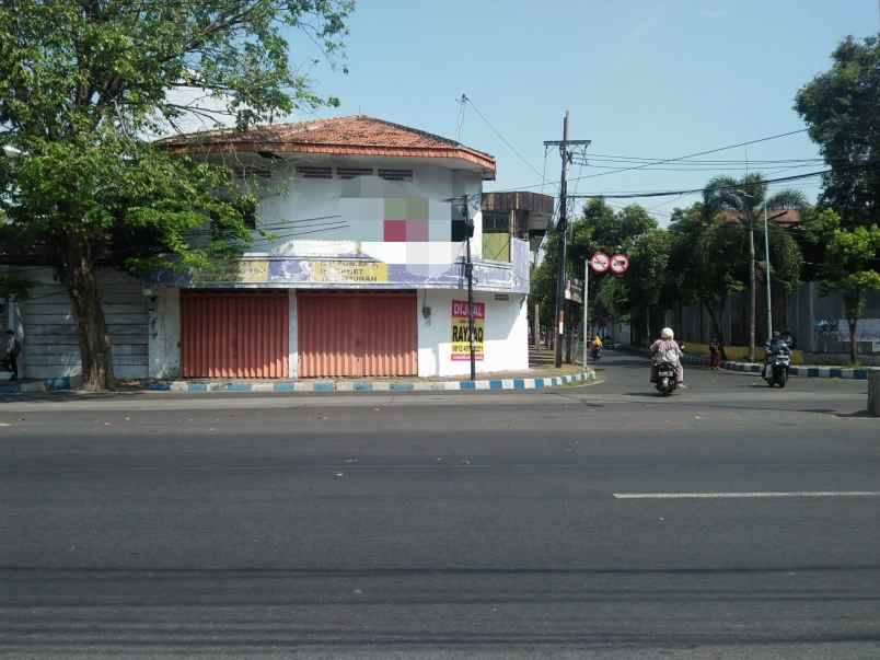 dijual rumah tepi jalan raya sukarno