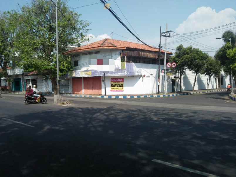 dijual rumah tepi jalan raya sukarno