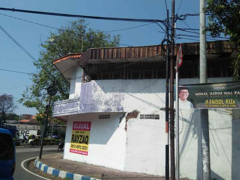 dijual rumah tepi jalan raya sukarno