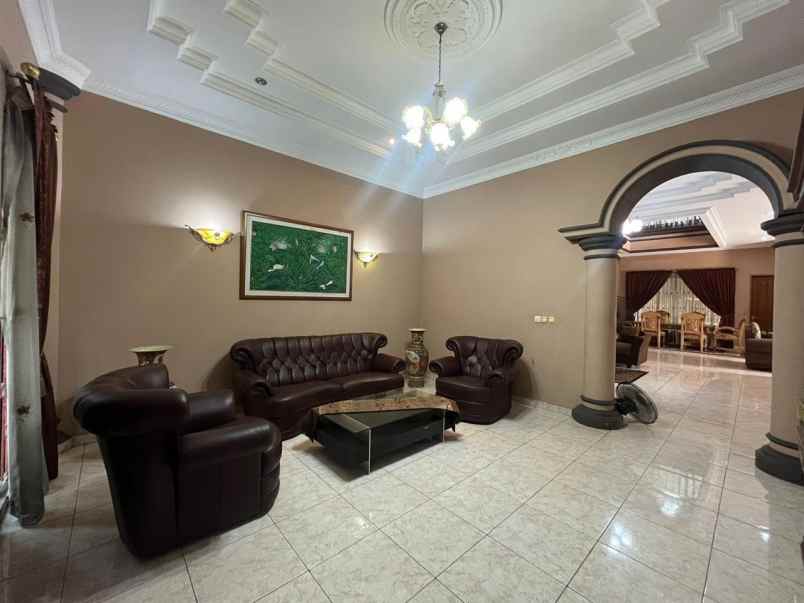 dijual rumah utan kayu selatan