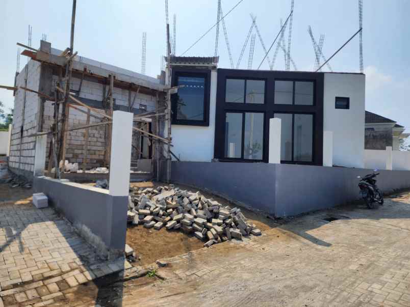 dijual rumah villa green garden