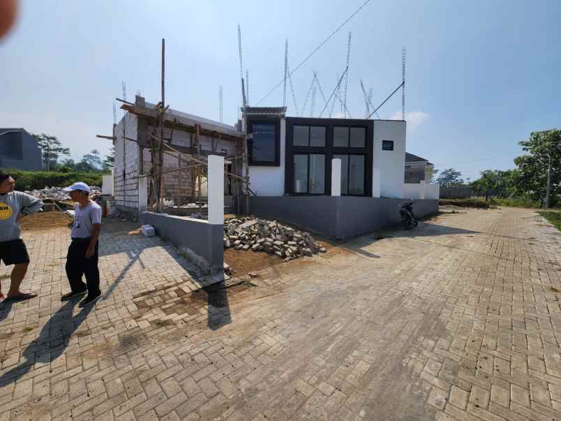 dijual rumah villa green garden