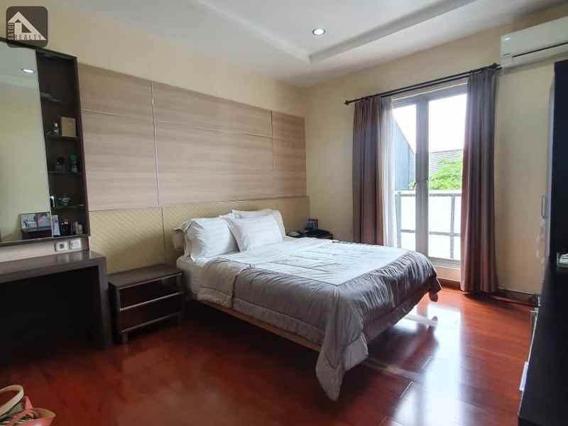 dijual rumah villa pondok indah