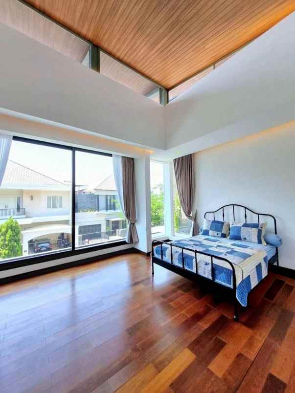 dijual rumah villa royal pakuwon city