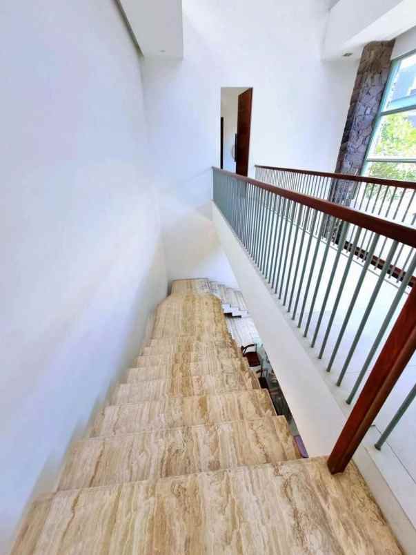 dijual rumah villa royal pakuwon city