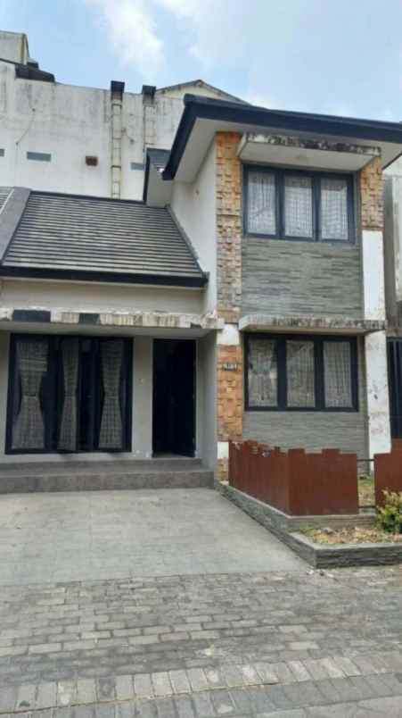 dijual rumah villa valensia pakuwon