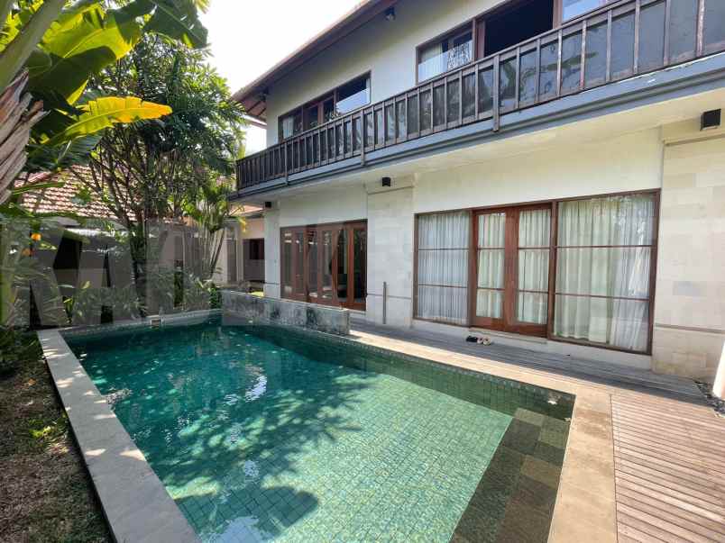 dijual villa jalan bumi ayu