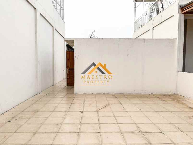 dijual villa komplek callista jalan