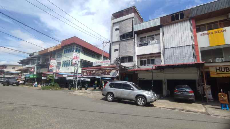 disewakan ruko 3 lantai tepi jl siam