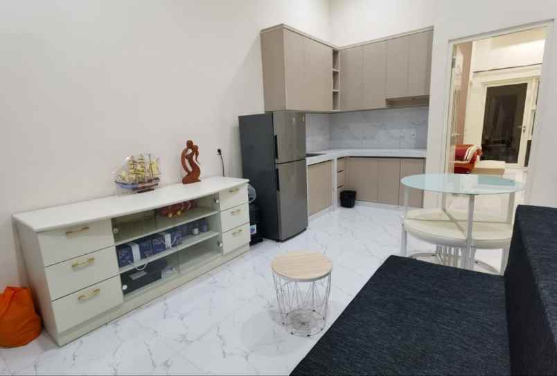 disewakan rumah furnish elegan kawasan manyar jaya
