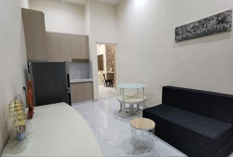 disewakan rumah furnish elegan kawasan manyar jaya