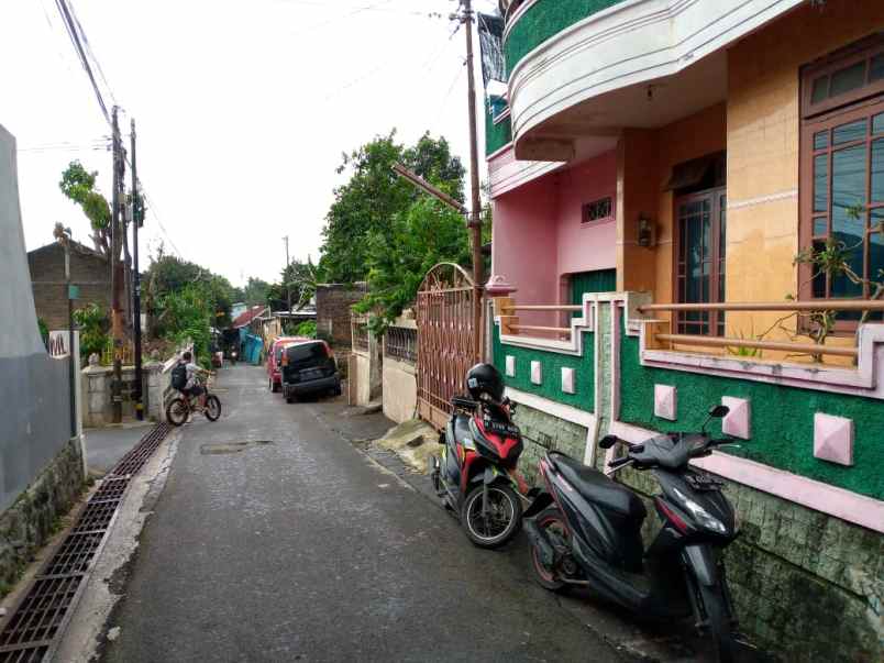 rumah 2 lantai 5 kamar tidur dekat pasar jatingaleh