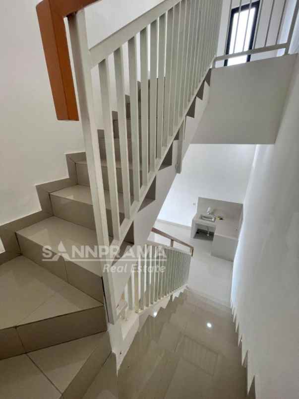 rumah 2 lantai dekat bsd city dekat ke tol dan stasiun