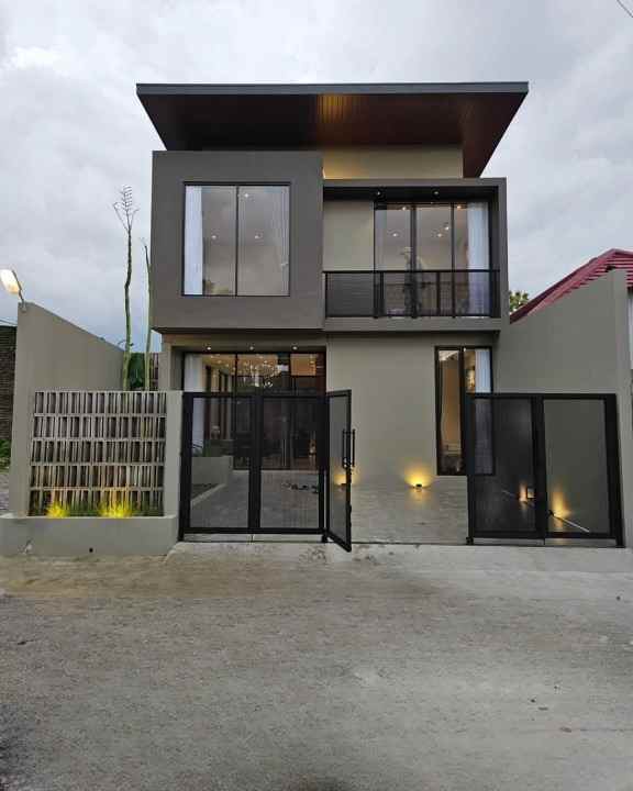 rumah 2 lantai full furnished di pusat kota sleman