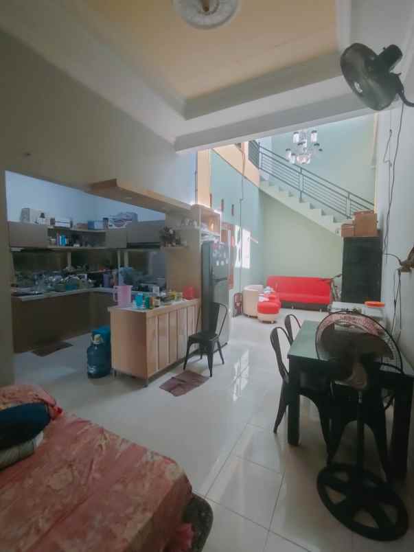 rumah 2 lantai strategis di tengah kota garasi 2 mobil