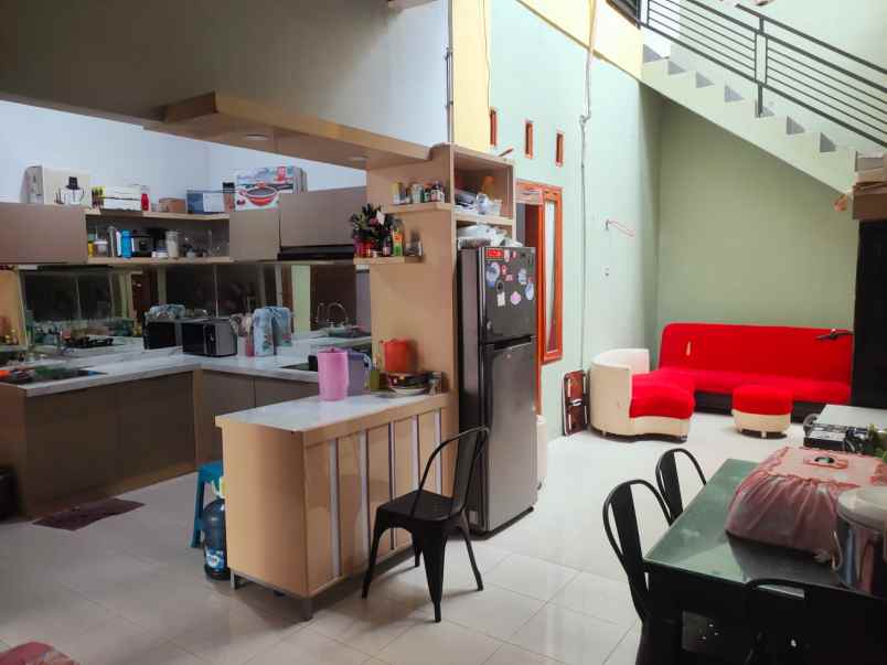 rumah 2 lantai strategis di tengah kota garasi 2 mobil