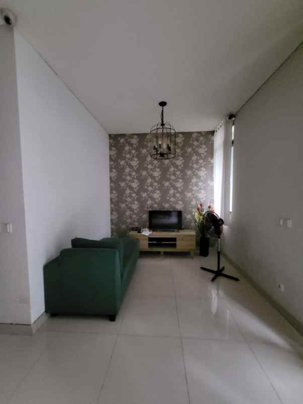 rumah 3 lantai di regent town bsd city