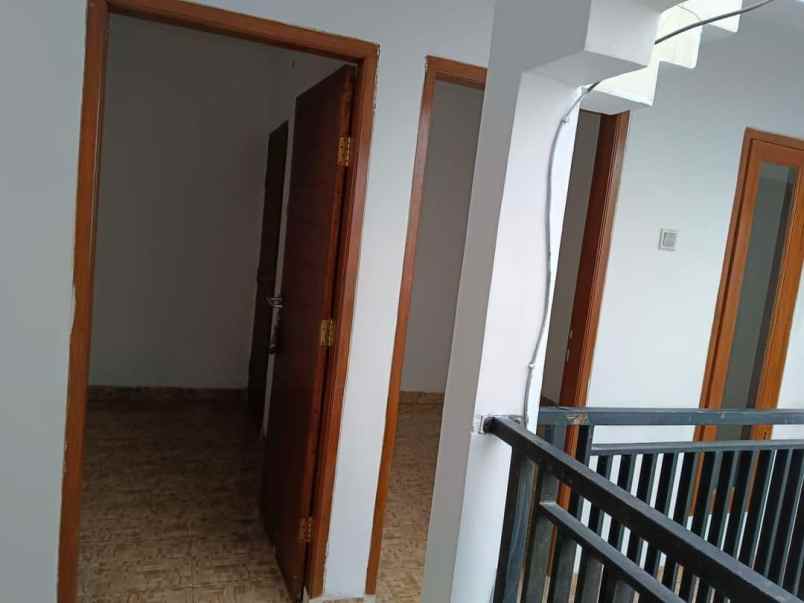 rumah asri 3 lantai di komplek bumi harapan