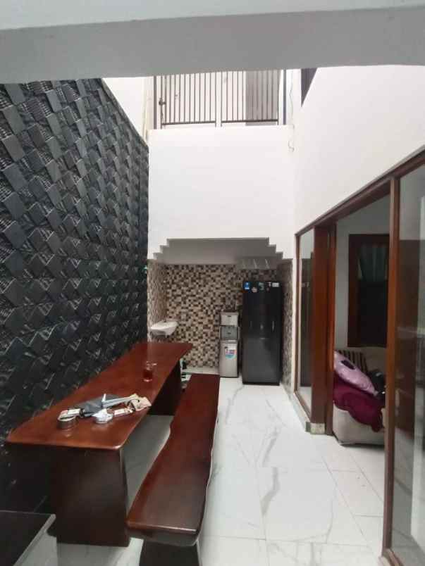 rumah asri 3 lantai di komplek bumi harapan