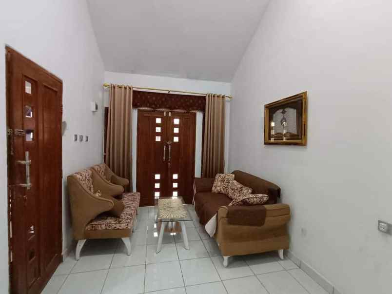 rumah asri 3 lantai di komplek bumi harapan