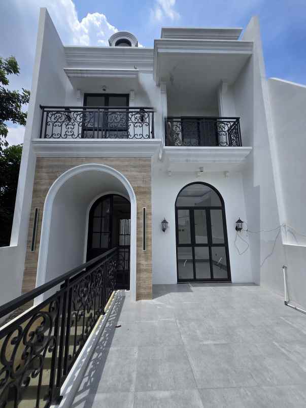 rumah baru dgn private pool di jagakarsa