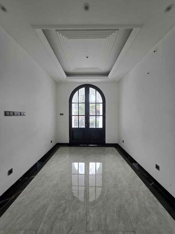 rumah baru dgn private pool di jagakarsa