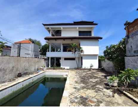 rumah besar 2 lantai dengan kolam renang