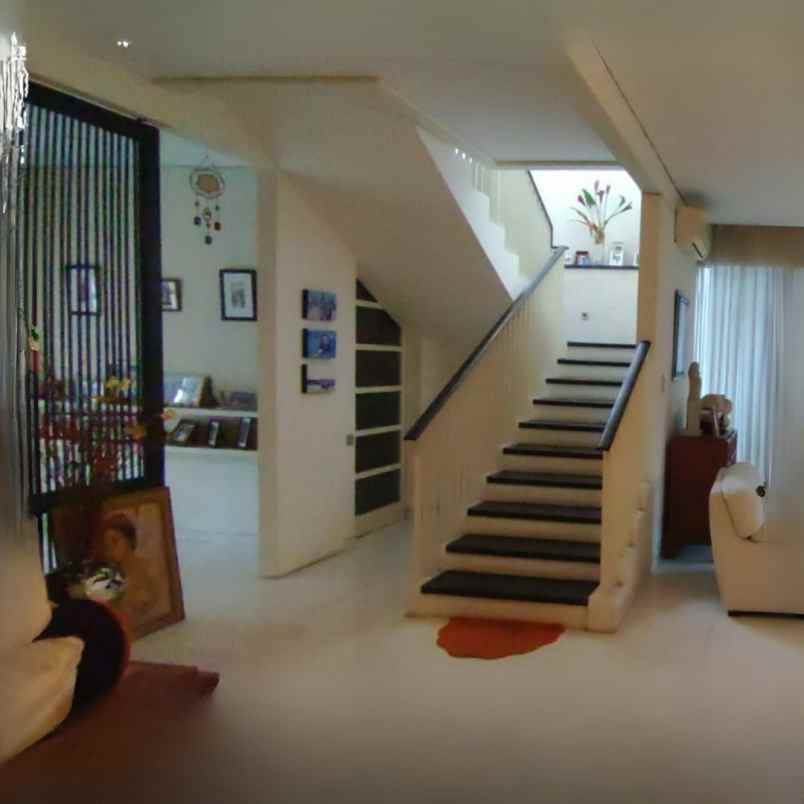 rumah cantik 2 lantai di simpang darmo permai