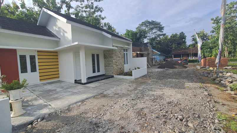 rumah cantik 2 lantai harga murah di sleman