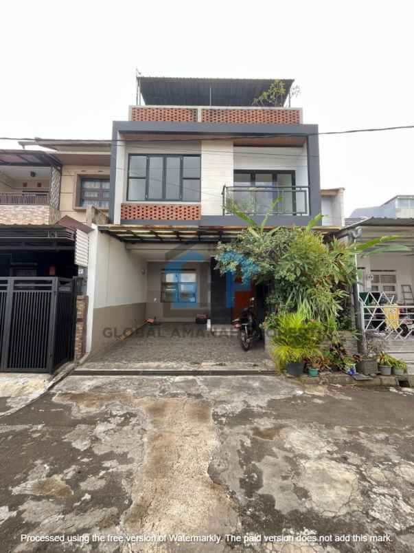 rumah cantik komplek cihanjuang dibawah harga pasaran