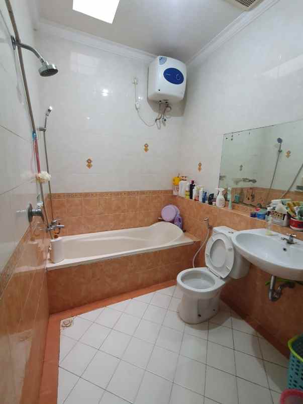 rumah dijual taman puspa raya citraland surabaya barat