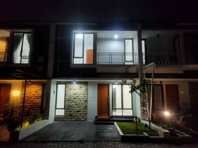 rumah exclusive 2 lantai lokasi dekat tip top depok