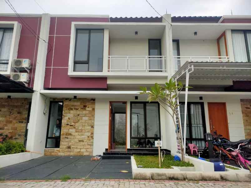 rumah exclusive 2 lantai lokasi dekat tip top depok