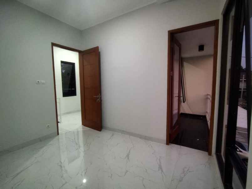 rumah exclusive 2 lantai lokasi dekat tip top depok