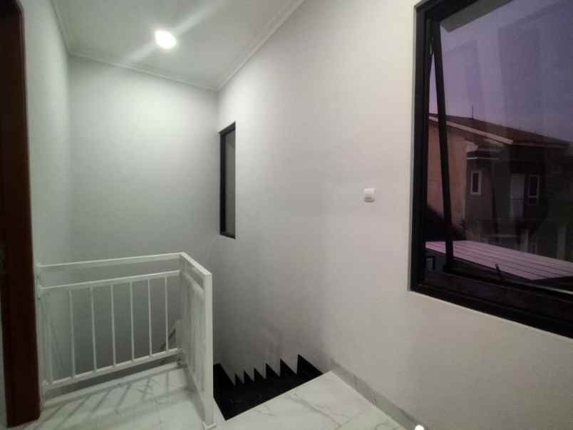 rumah exclusive 2 lantai lokasi dekat tip top depok