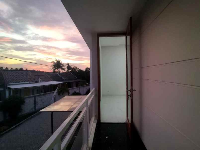 rumah exclusive 2 lantai lokasi dekat tip top depok