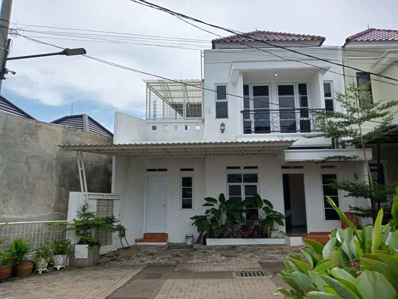 rumah exclusive 2 lantai villa amarilis beji depok