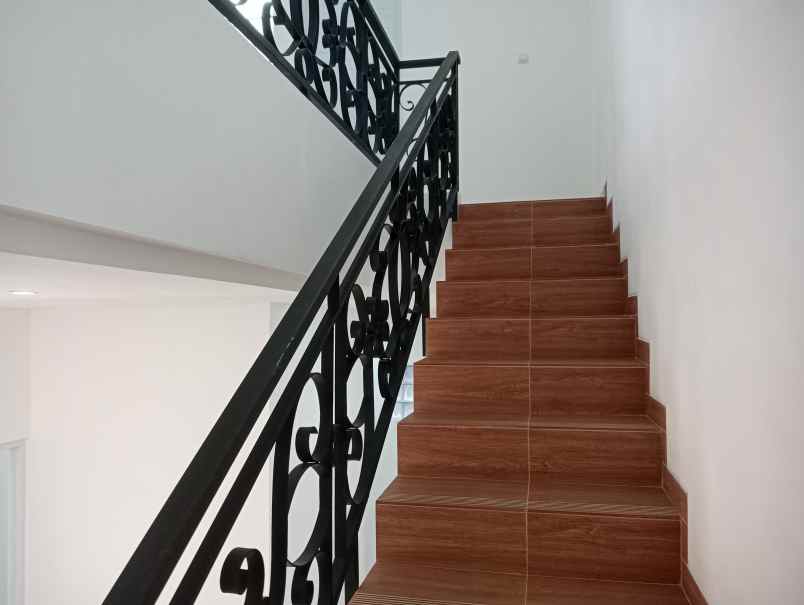 rumah exclusive 2 lantai villa amarilis beji depok