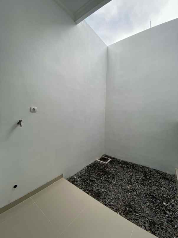 rumah konsep american classic lokasi suhat malang