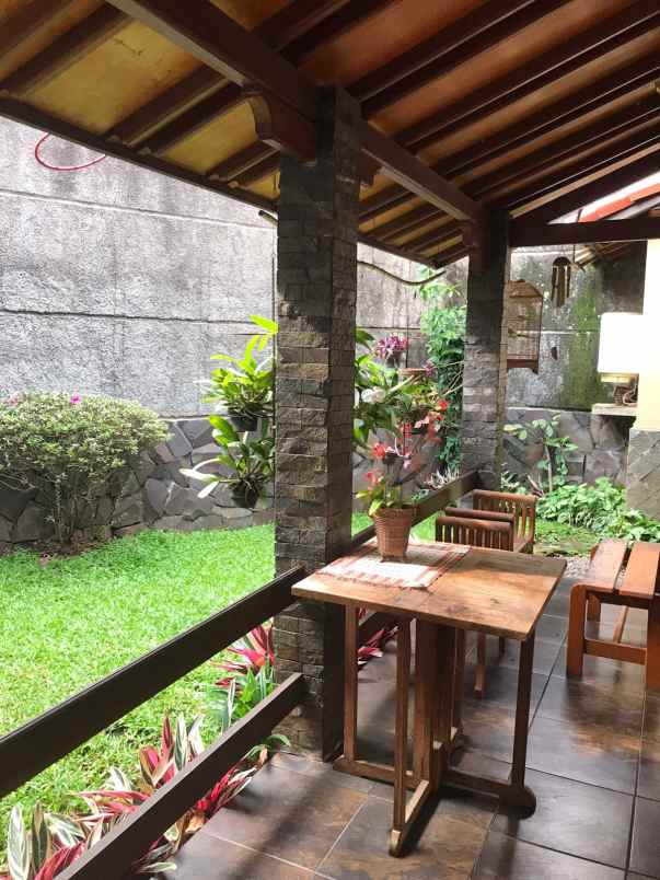 rumah mewah luas di jl cigadung raya