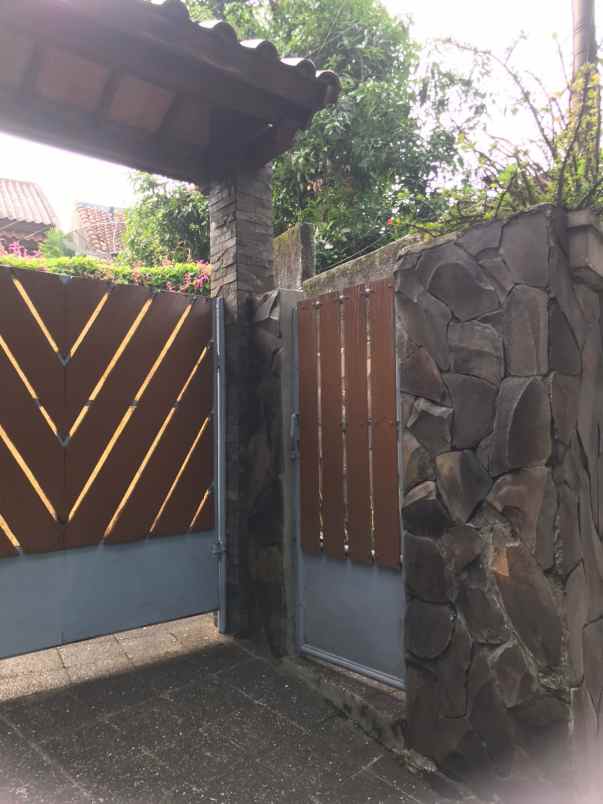 rumah mewah luas di jl cigadung raya