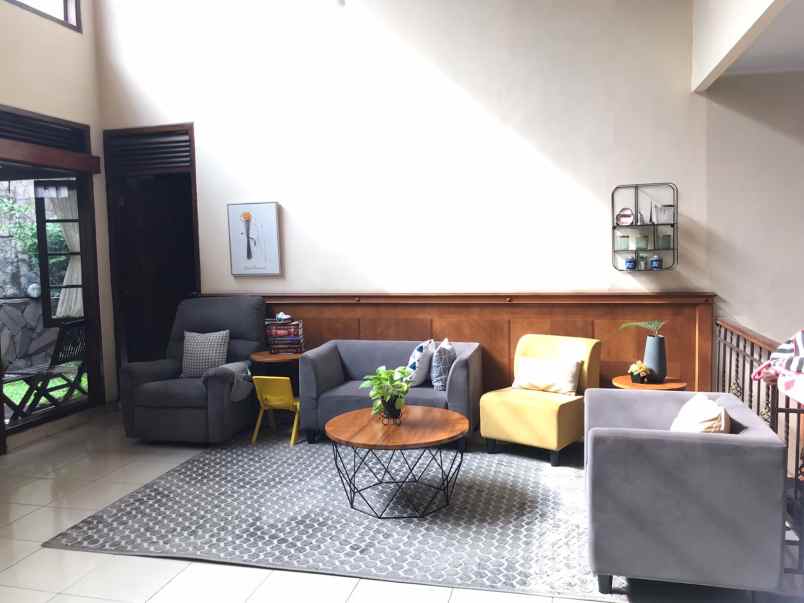 rumah mewah luas di jl cigadung raya