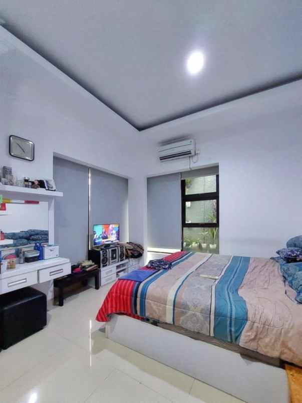 rumah modern tropical minimalis jagakarsa