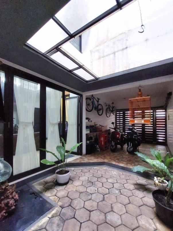 rumah modern tropical minimalis jagakarsa