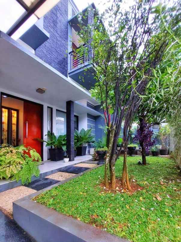 rumah modern tropical minimalis jagakarsa