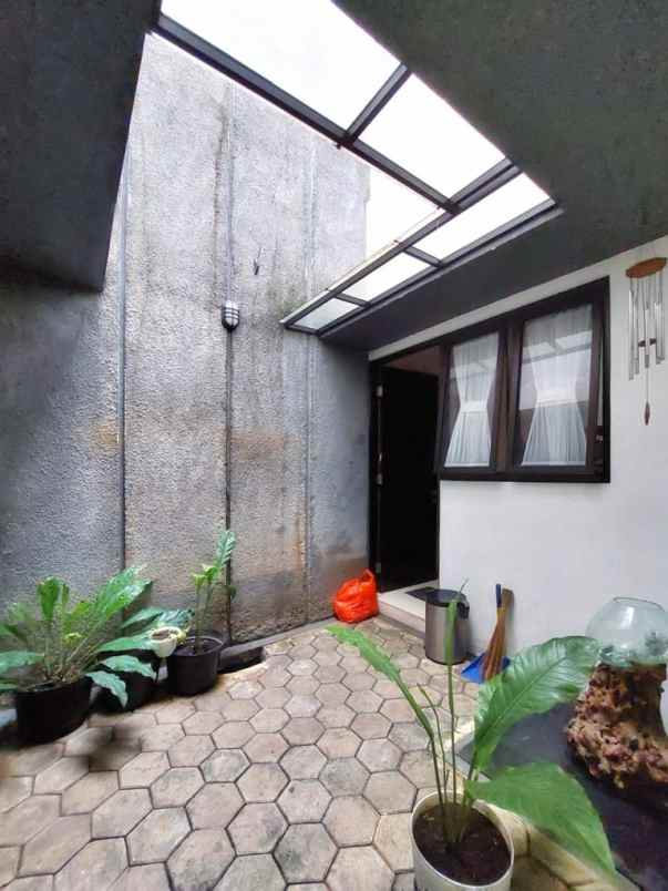 rumah modern tropical minimalis jagakarsa