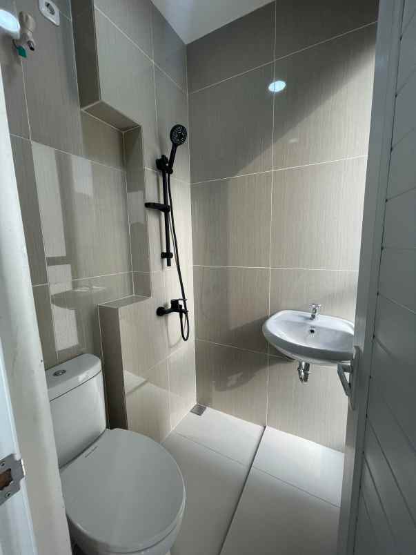 rumah modern tropis asri dekat kampus ipb