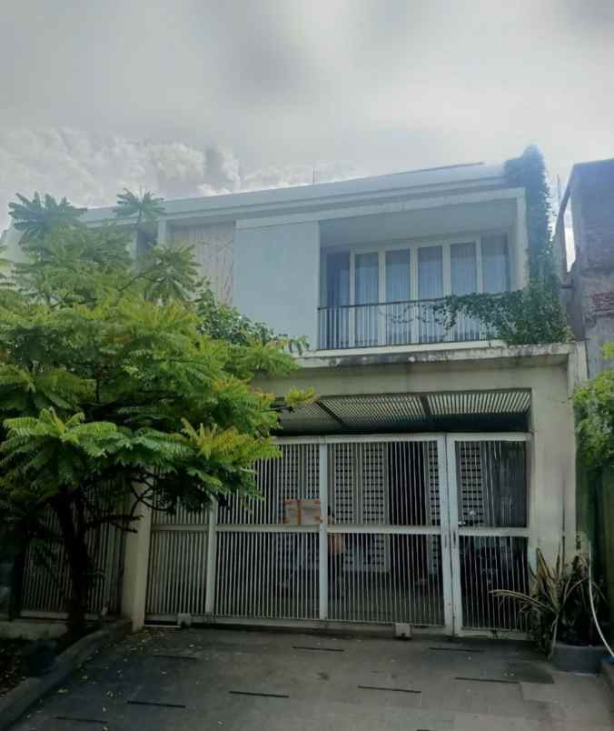 rumah pakuwon city villa royal minimalis strategis