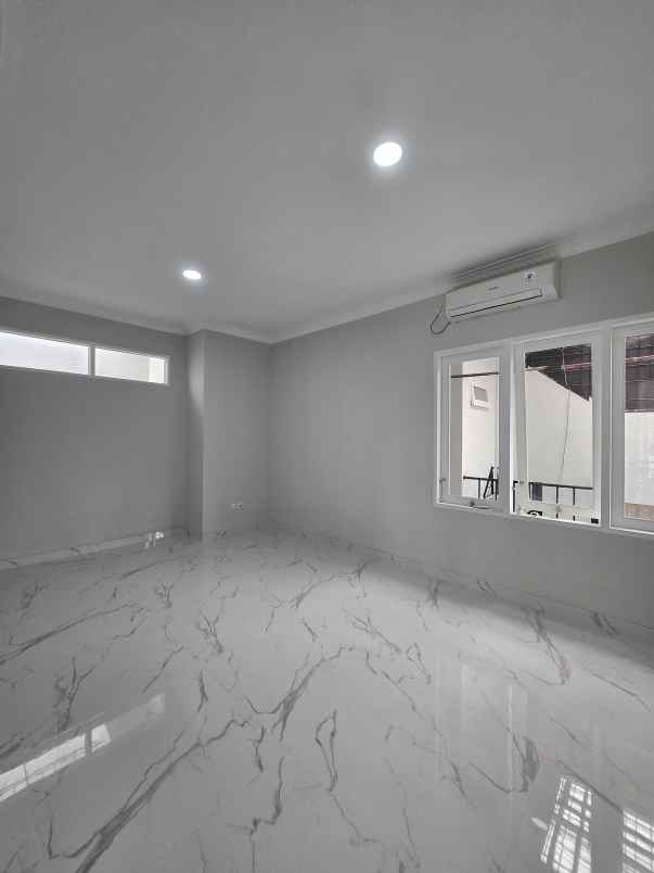 rumah proses renovasi lokasi strategis di tebet jaksel
