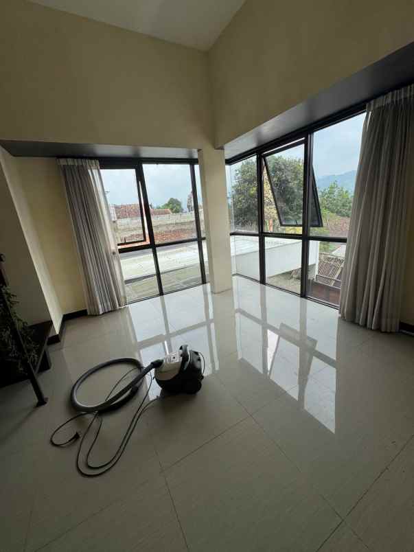 rumah rasa villa mewah lembang bandung